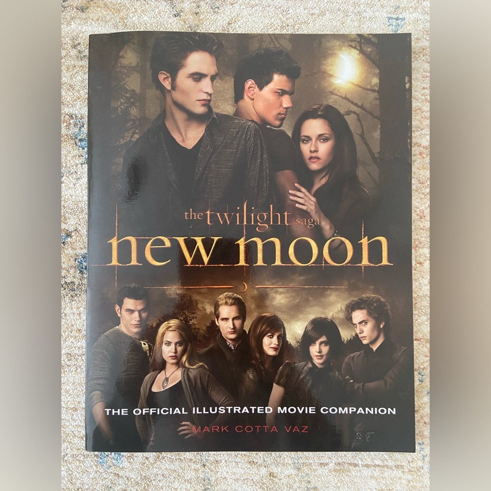 New Moon (The Twilight Saga) Official Illustrated Movie Companion